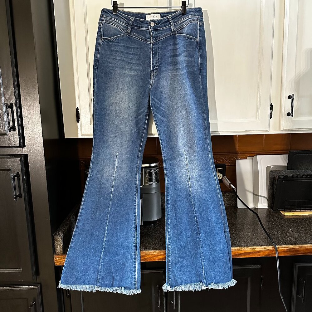 Like New High Rise Kancan Flare Jeans Size 31/15
